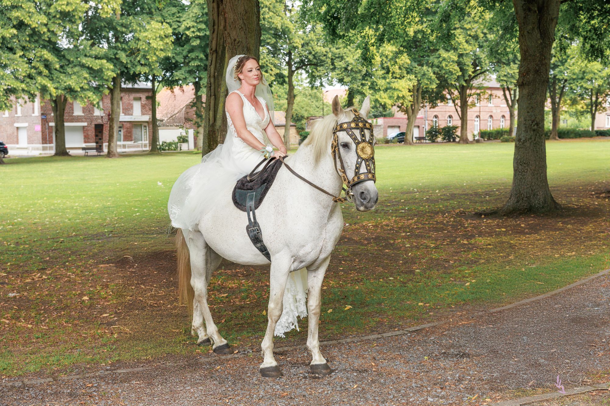 Mariée arrivant à cheval dans un parc, mariage champêtre en Belgique