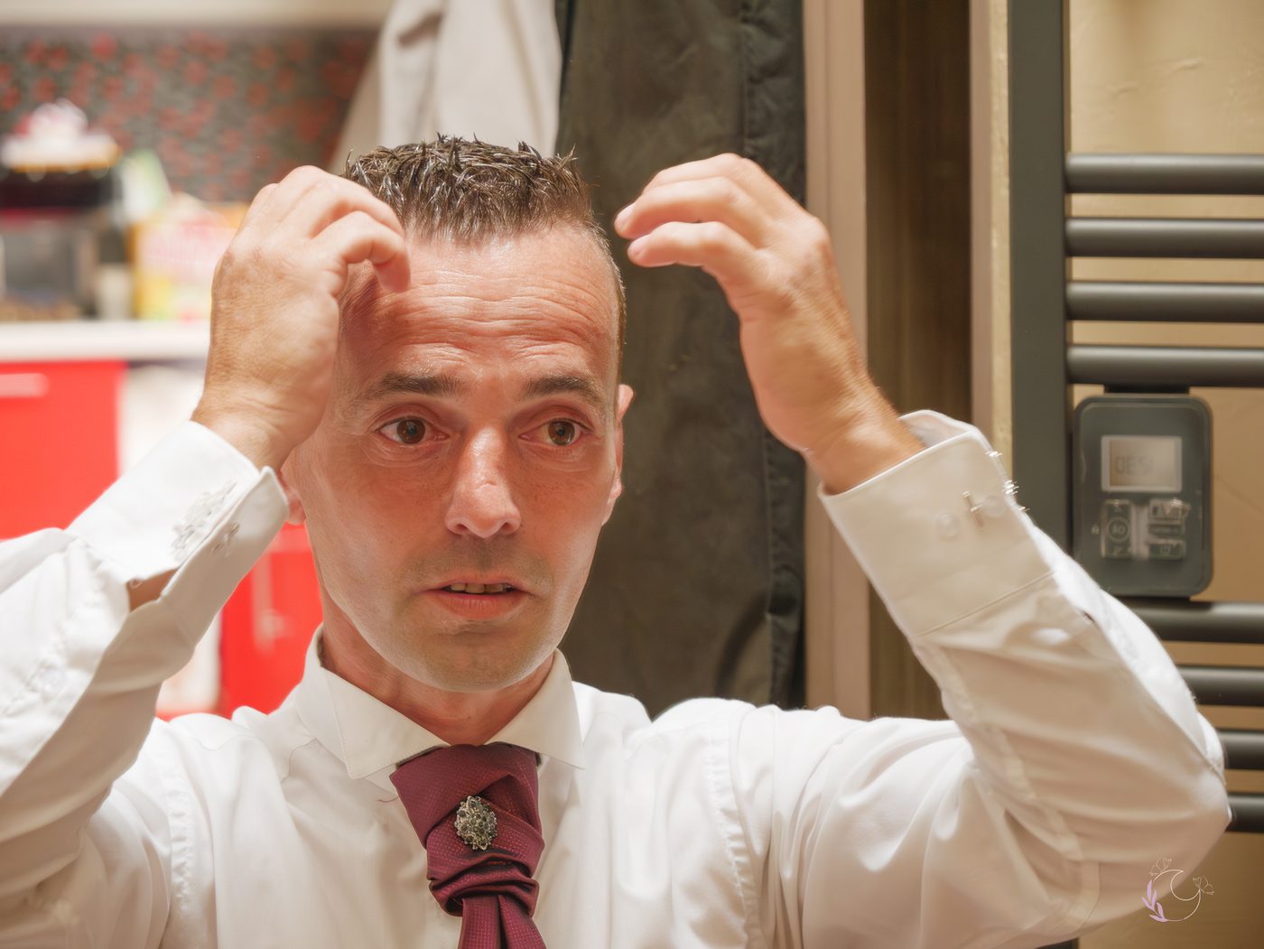 Marié ajustant sa coiffure avant la cérémonie