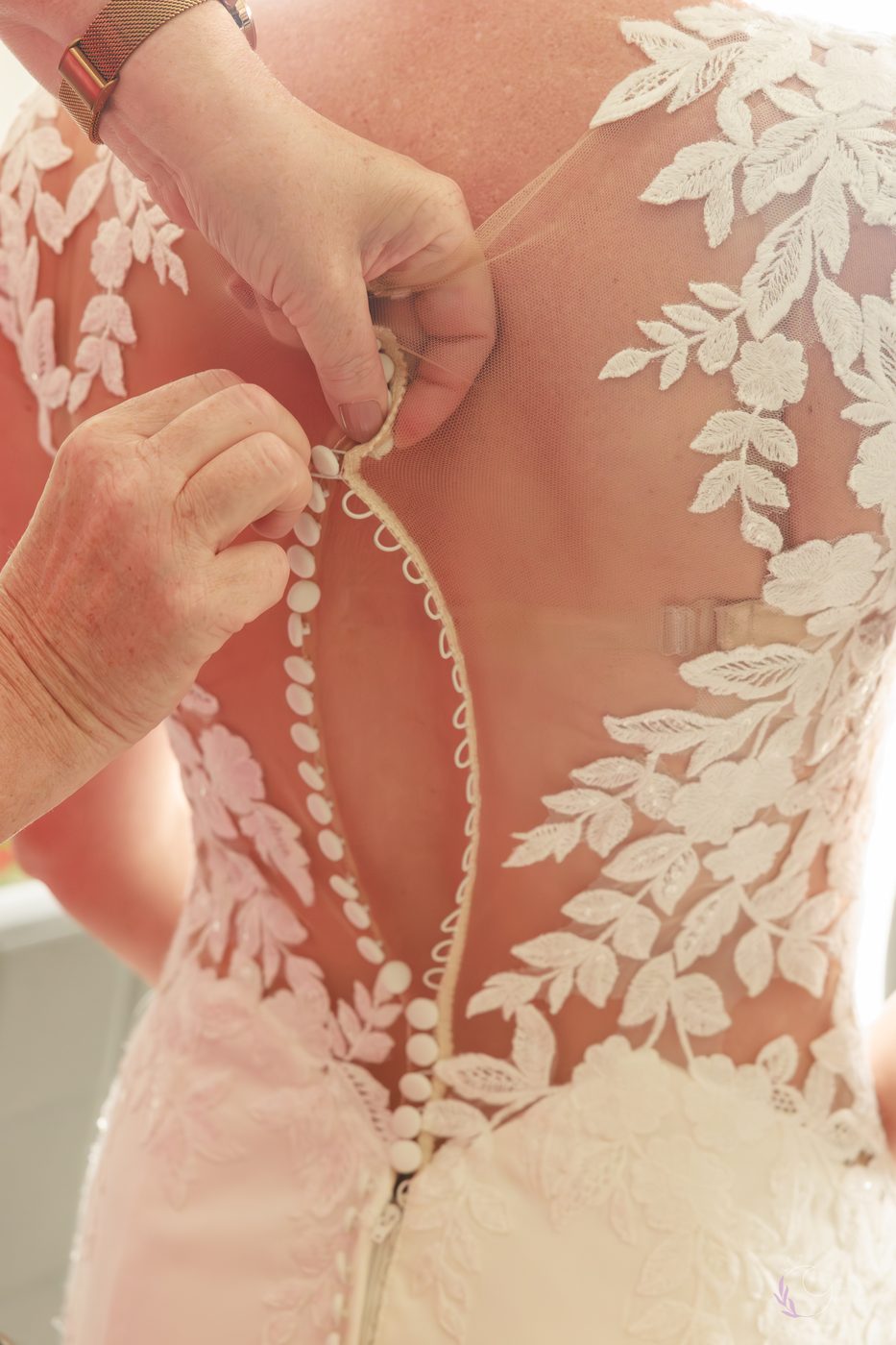 Détail des boutons de la robe de mariée