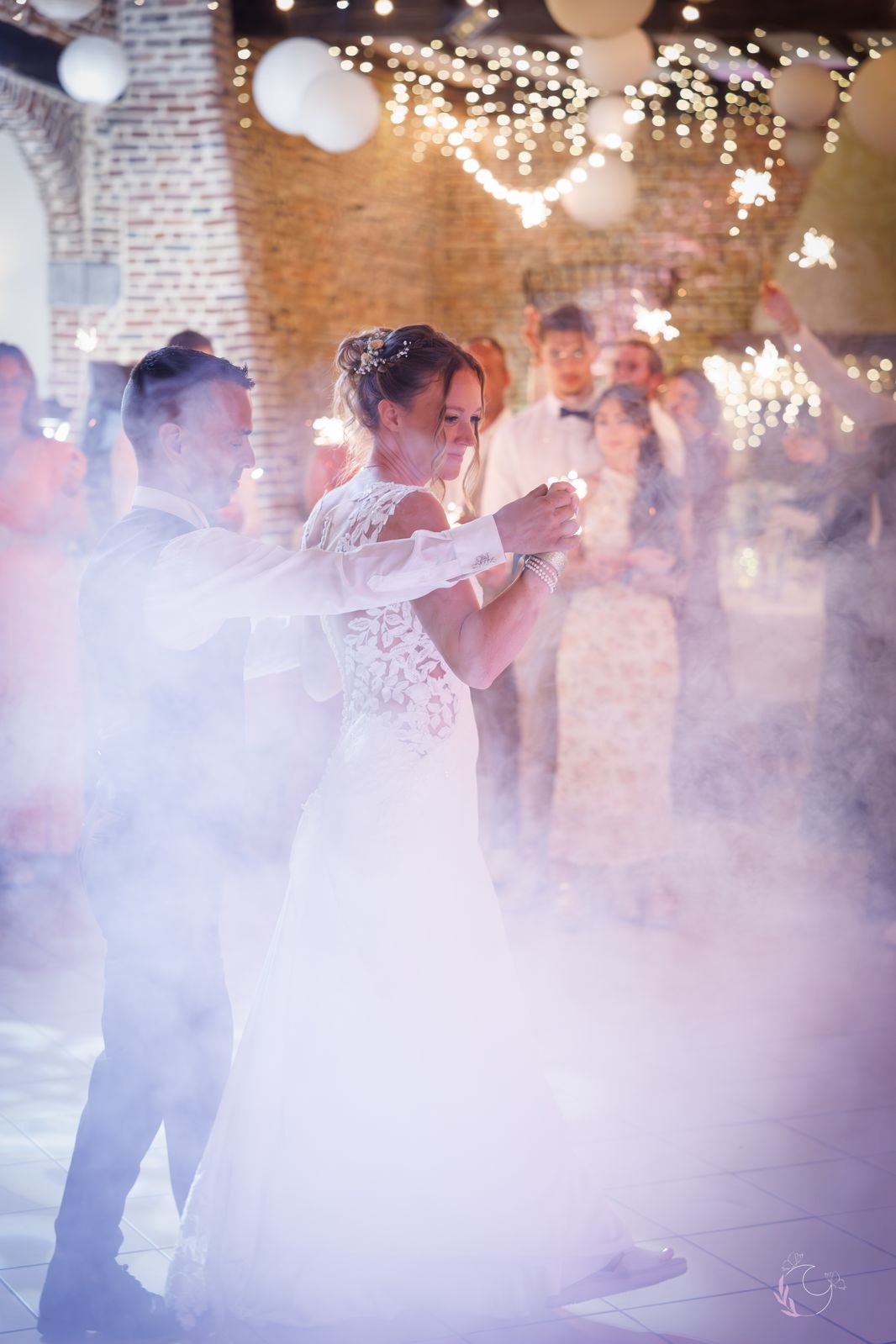 Premier slow dance des mariés dans la fumée et les étincelles