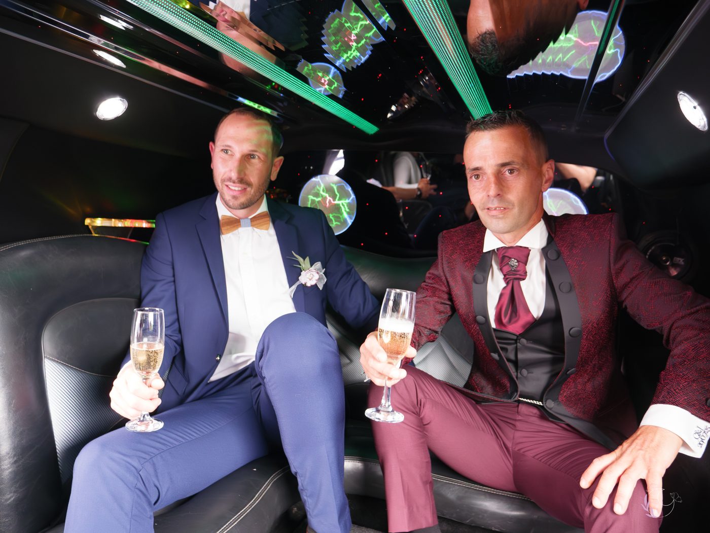 Complicité entre invités à bord de la limousine en soirée