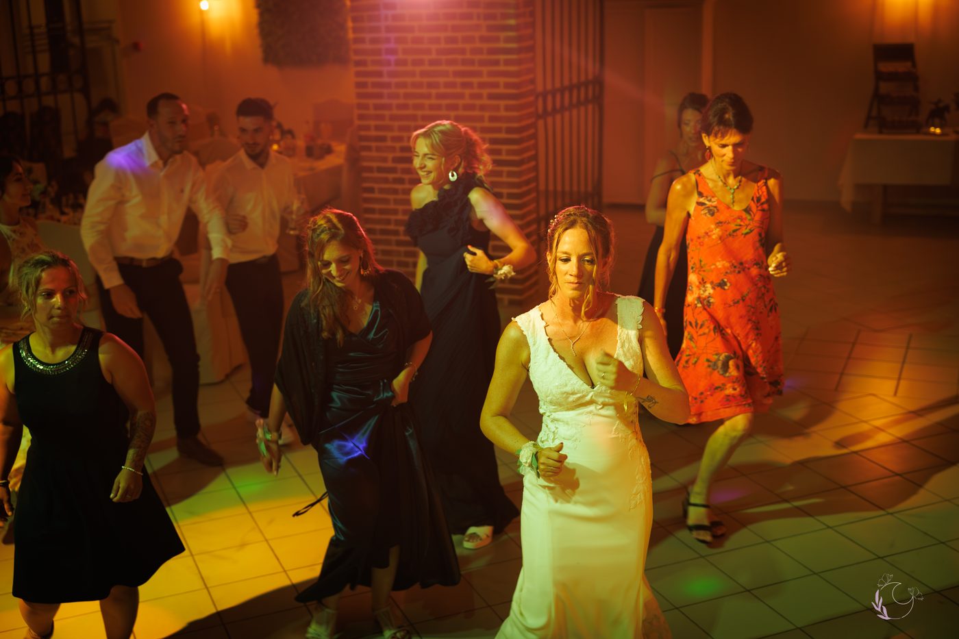 La mariée dansant parmi ses invités