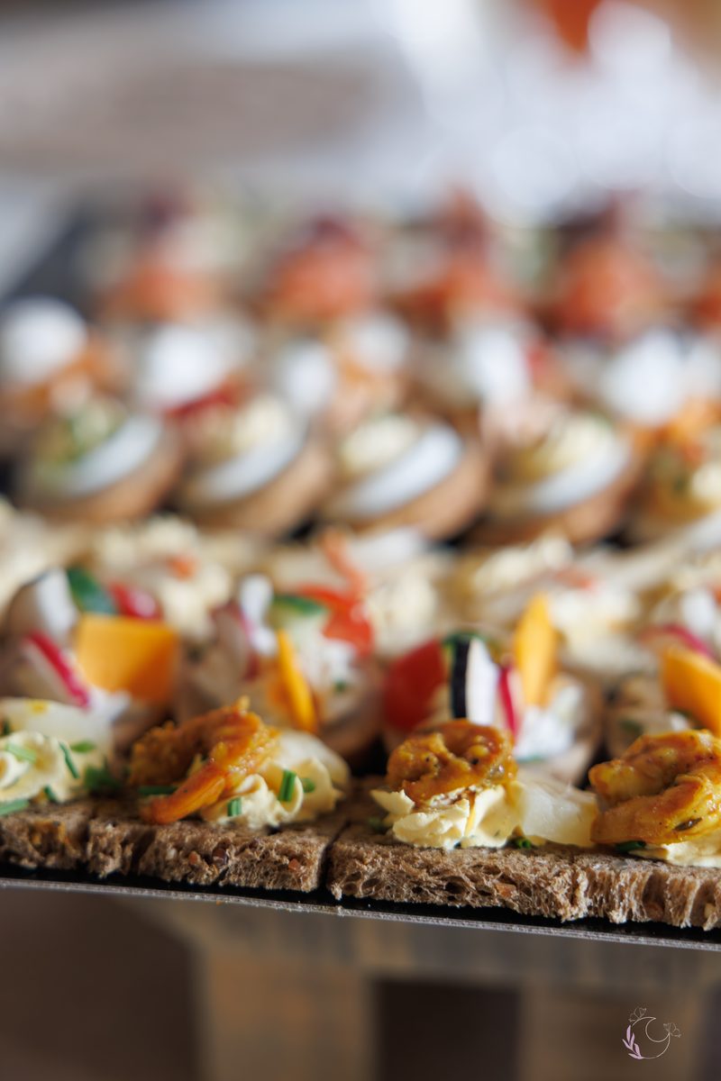 Canapés dressés pour le vin d'honneur
