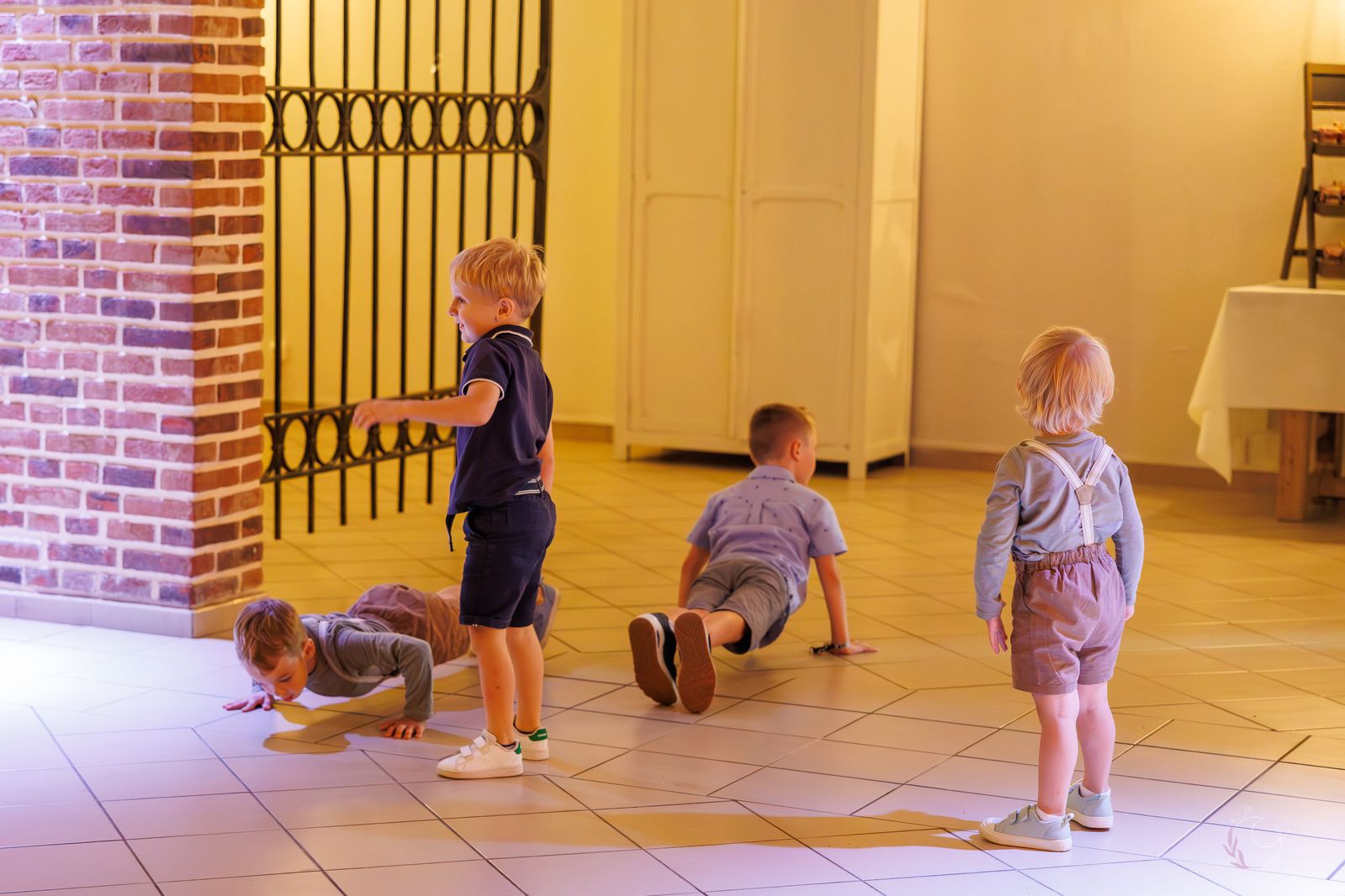Enfants jouant pendant le vin d'honneur