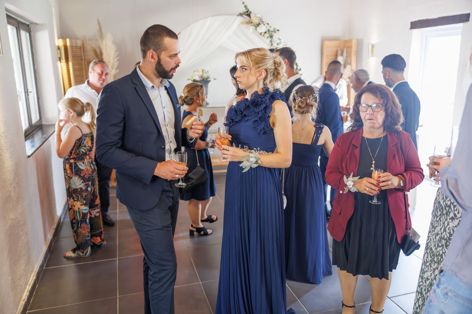 Invités échangeant autour d'un verre pendant le vin d'honneur
