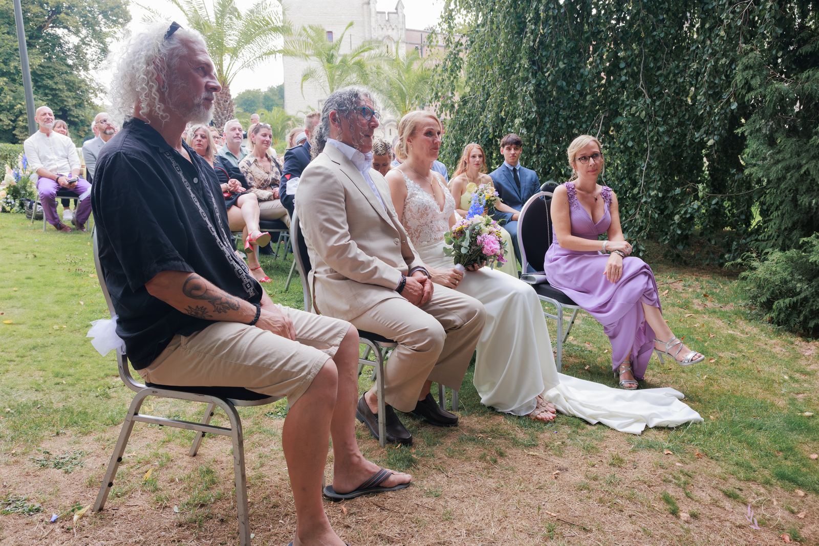Les mariés assis entre leurs deux témoins aux styles opposés