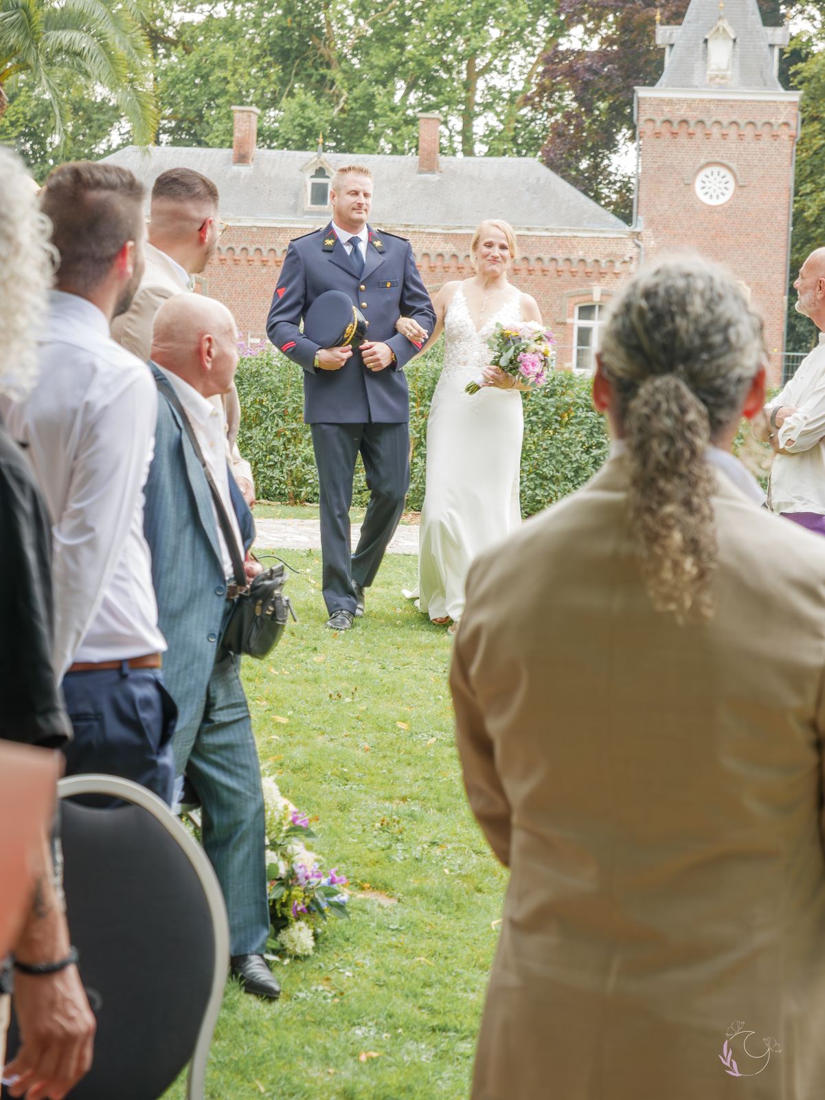 La mariée et son fils traversant le parc vers l'assemblée
