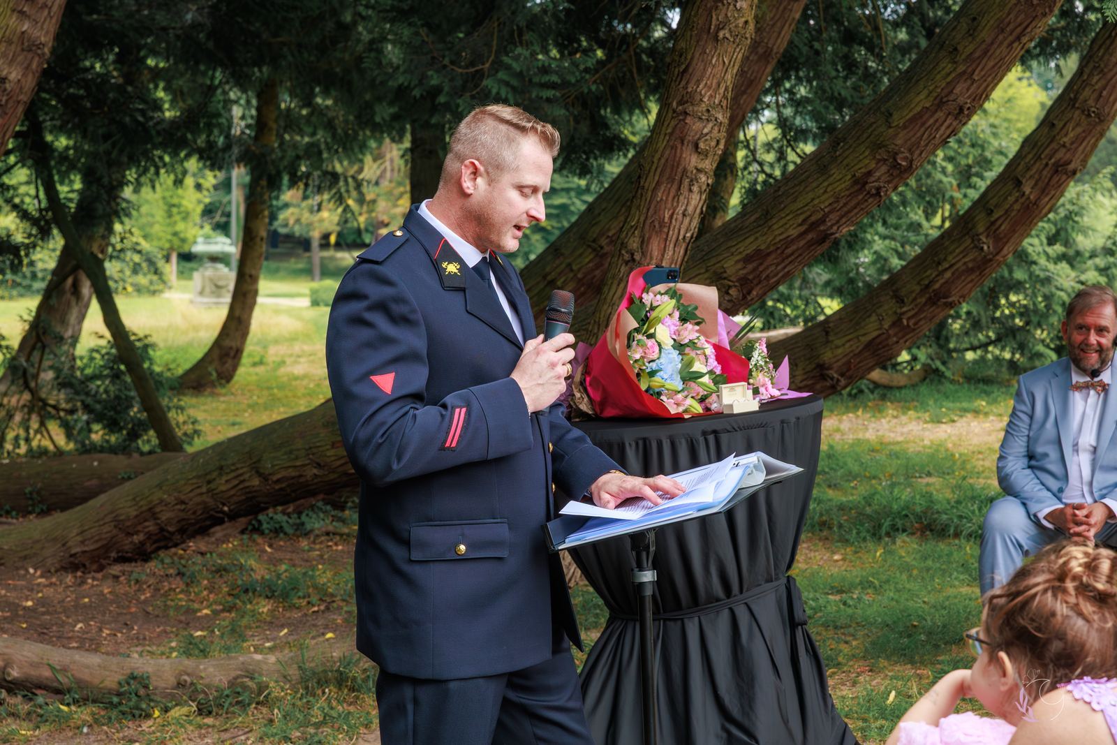 Le fils de la mariée, en tenue de sapeur-pompier, prenant la parole
