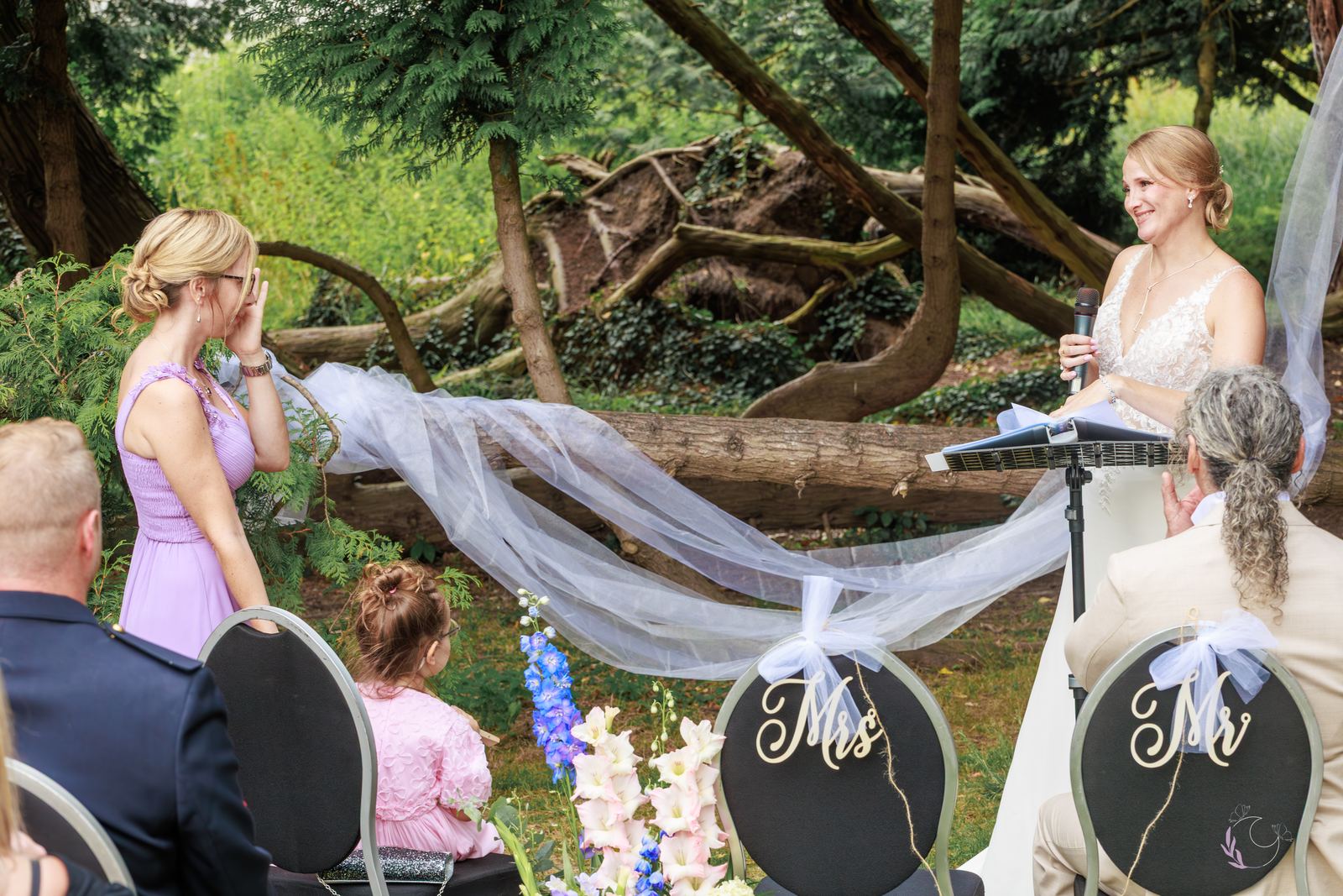 La mariée prenant la parole au micro pendant la cérémonie