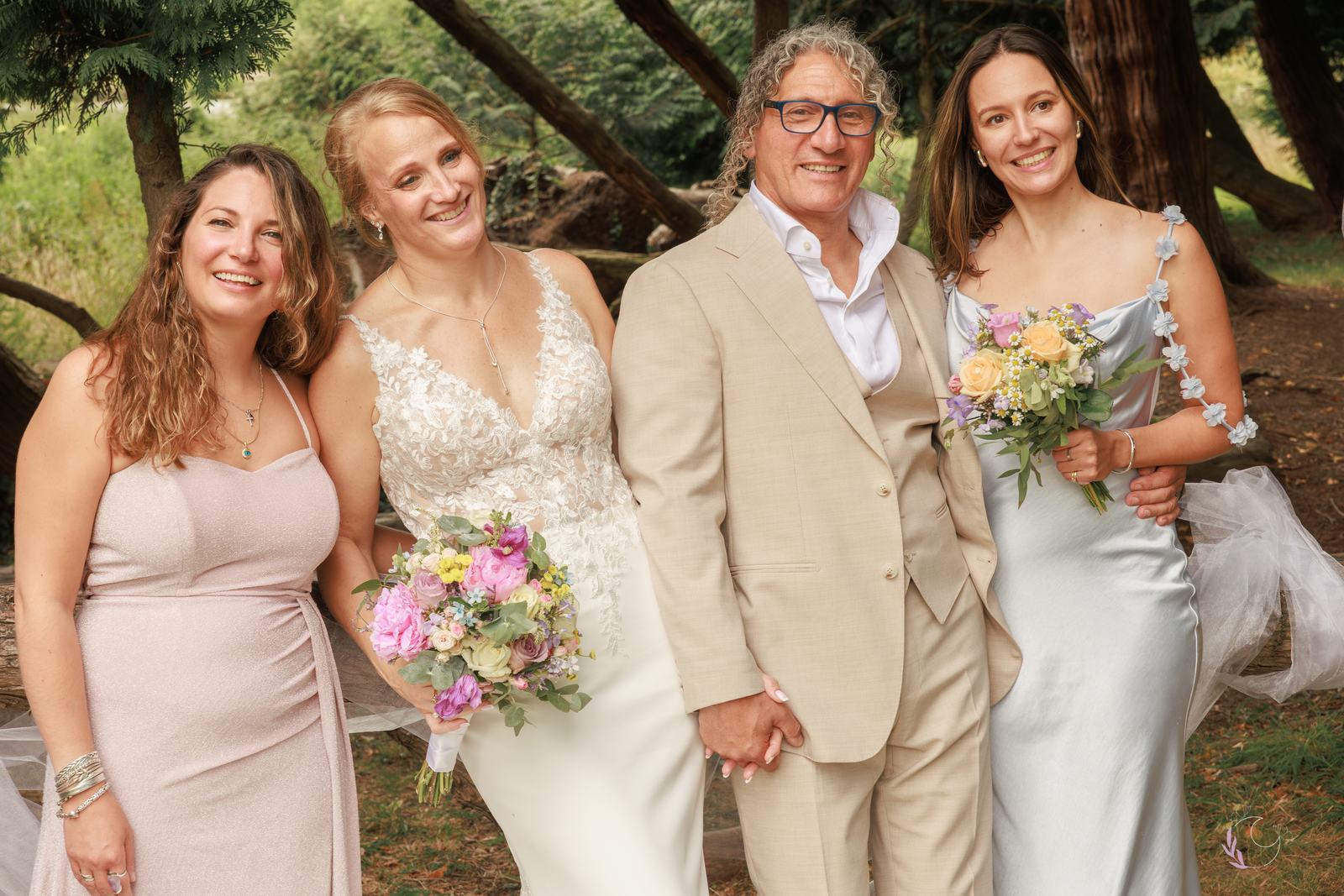 Portrait de famille à quatre sous les arbres