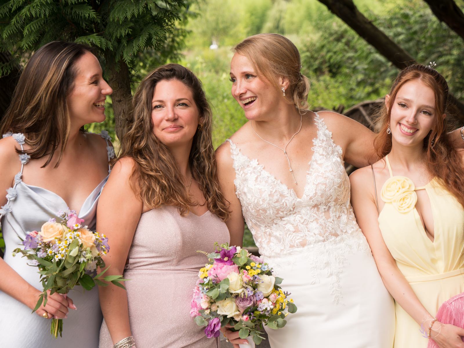 La mariée entourée de ses demoiselles d'honneur