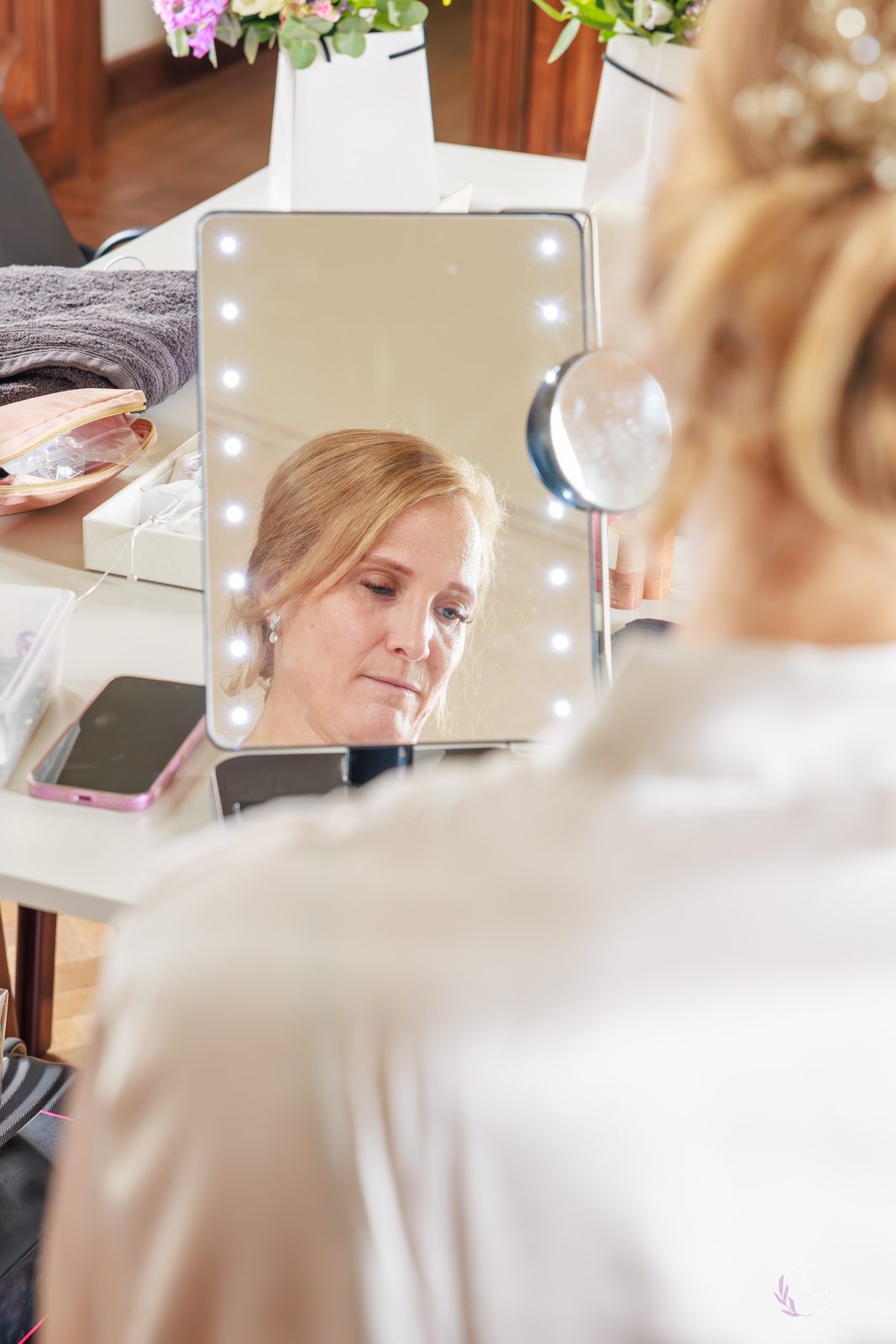 La mariée contemplative dans un miroir lumineux