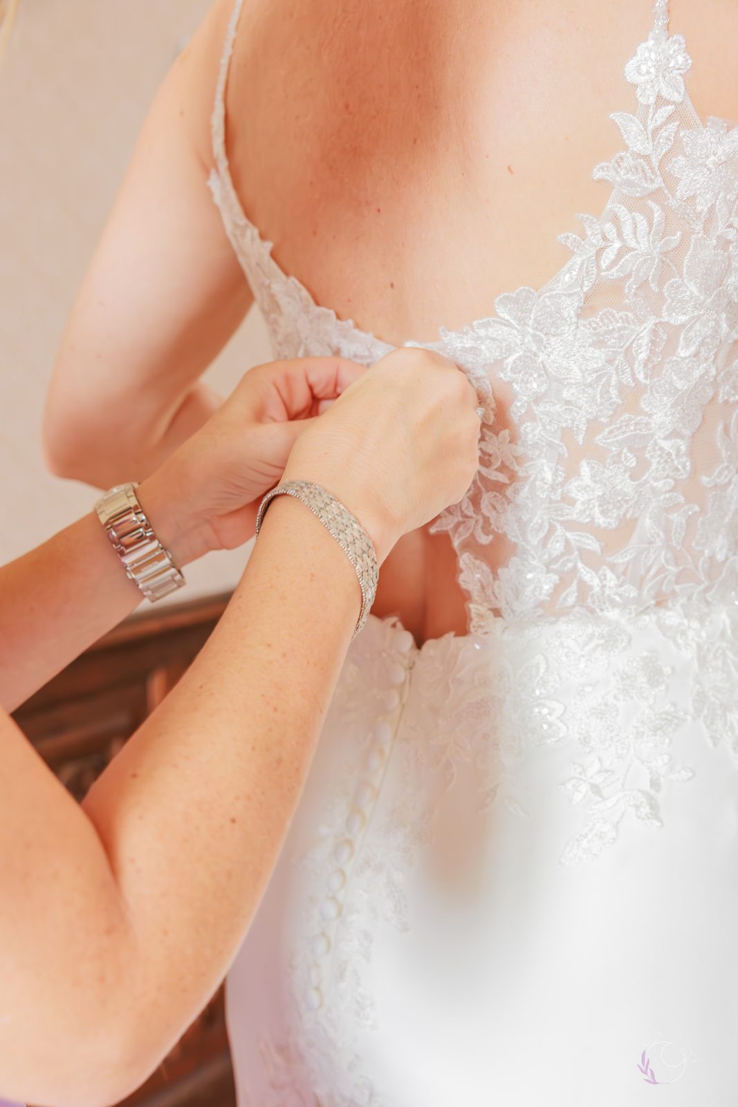Préparatifs de la mariée, collier ajusté avant la cérémonie