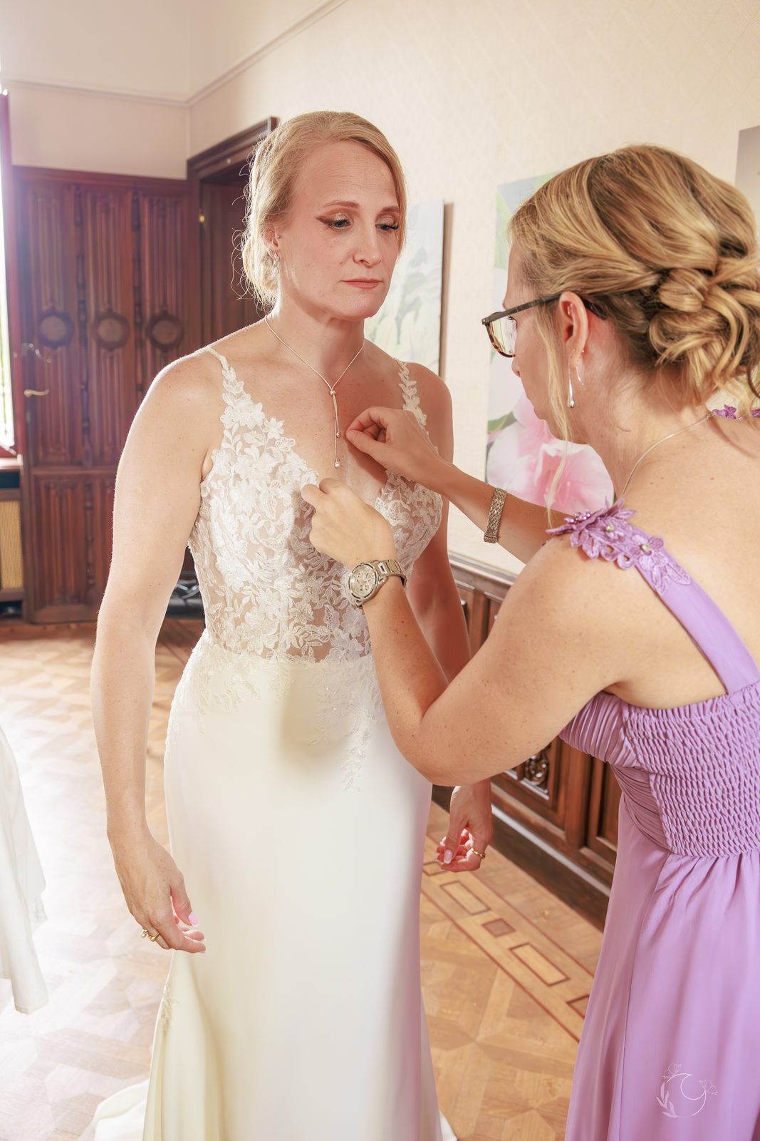 Détail de la dentelle au dos de la robe de mariée