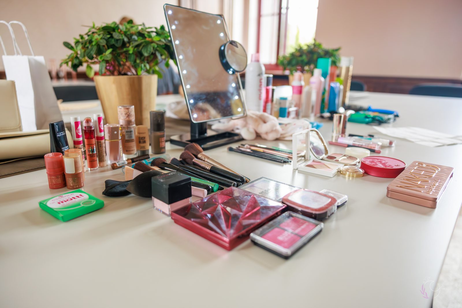 Table de maquillage et pinceaux avant la préparation